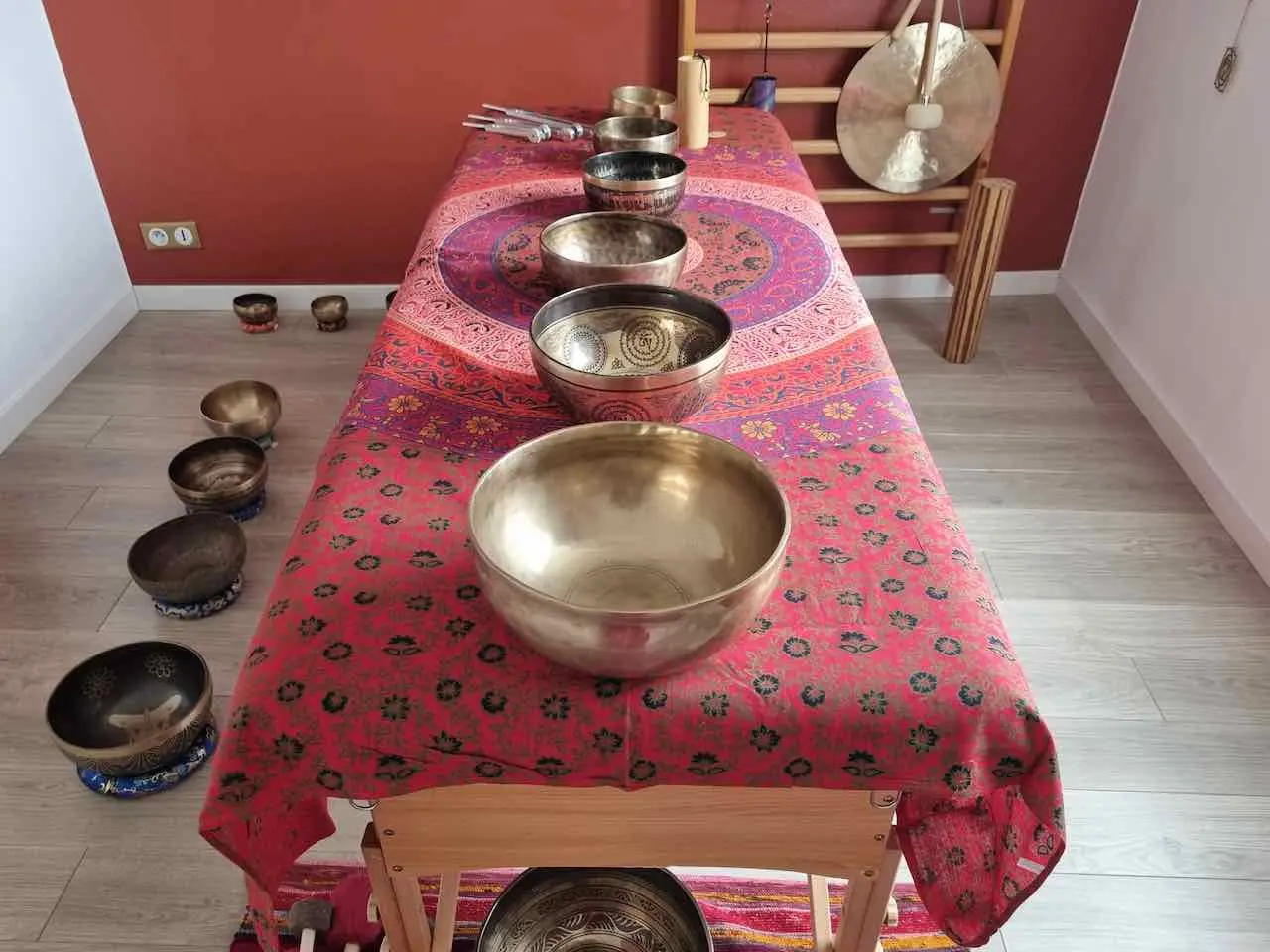 sonotherapie Bols tibetains poses sur une table de massage