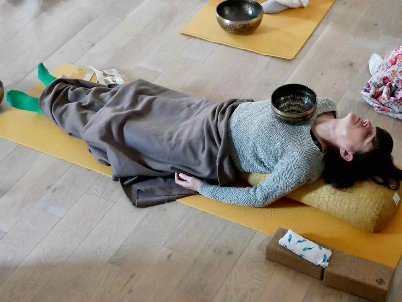 bol tibetain pose sur le coeur posture lors d une posture de yoga