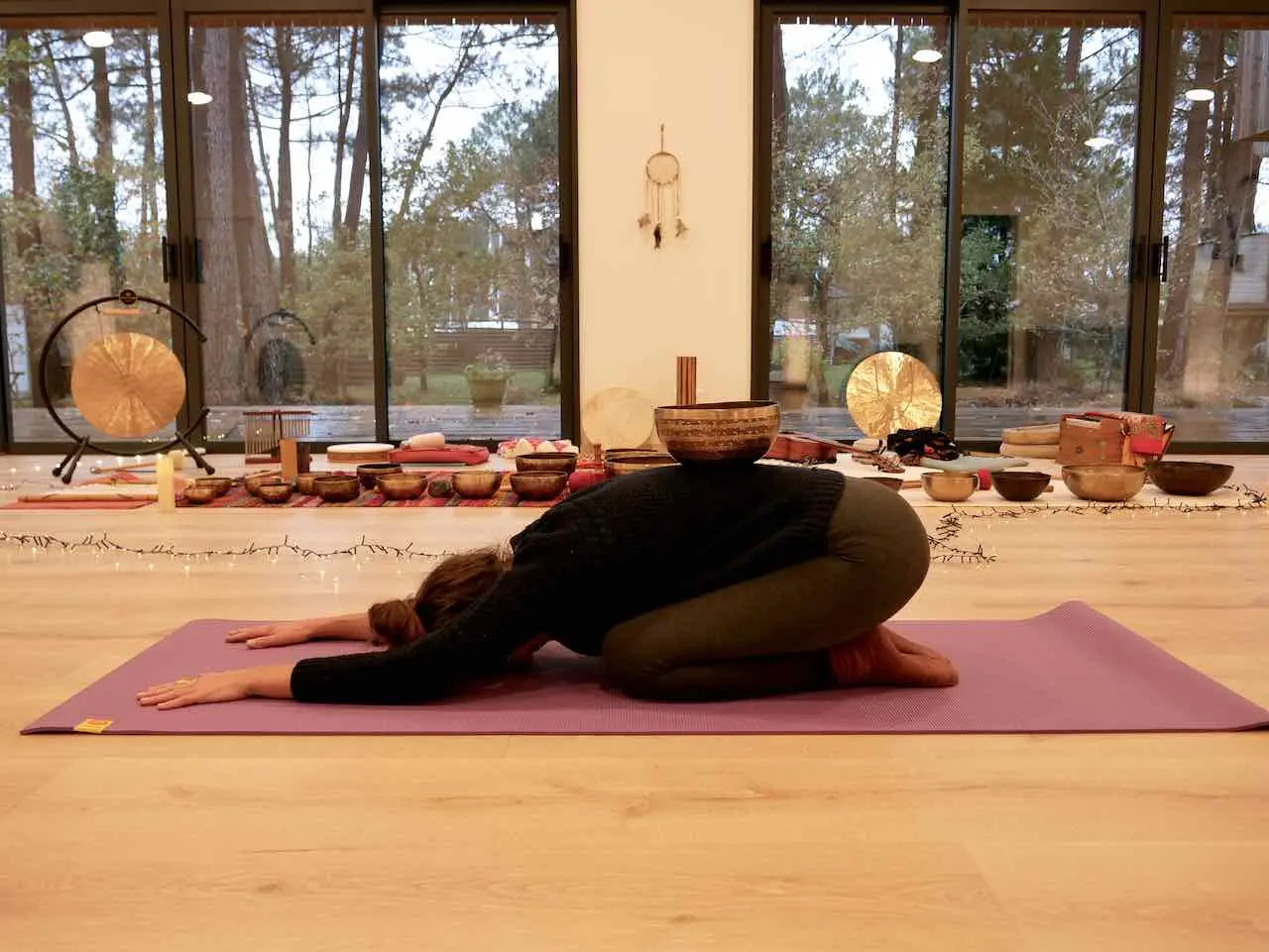 bol tibeatin pose sur le dos lors d un cours de yin yoga sonore