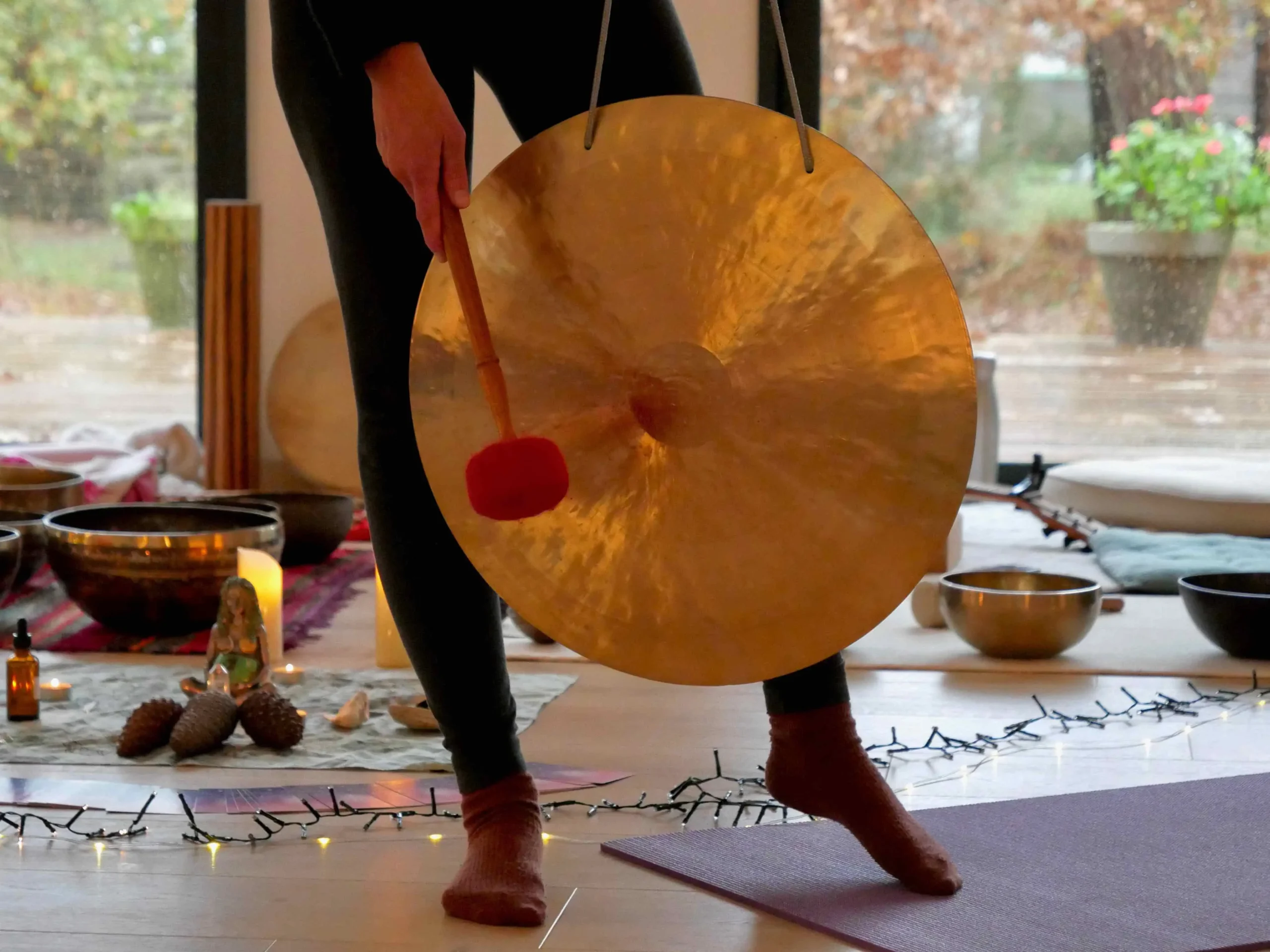 sonotherapeute jouant du gong