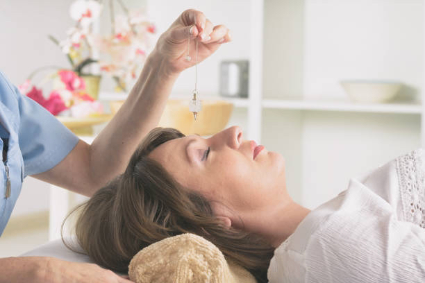 energetitien faisant un bilan énergétique avec un pendule