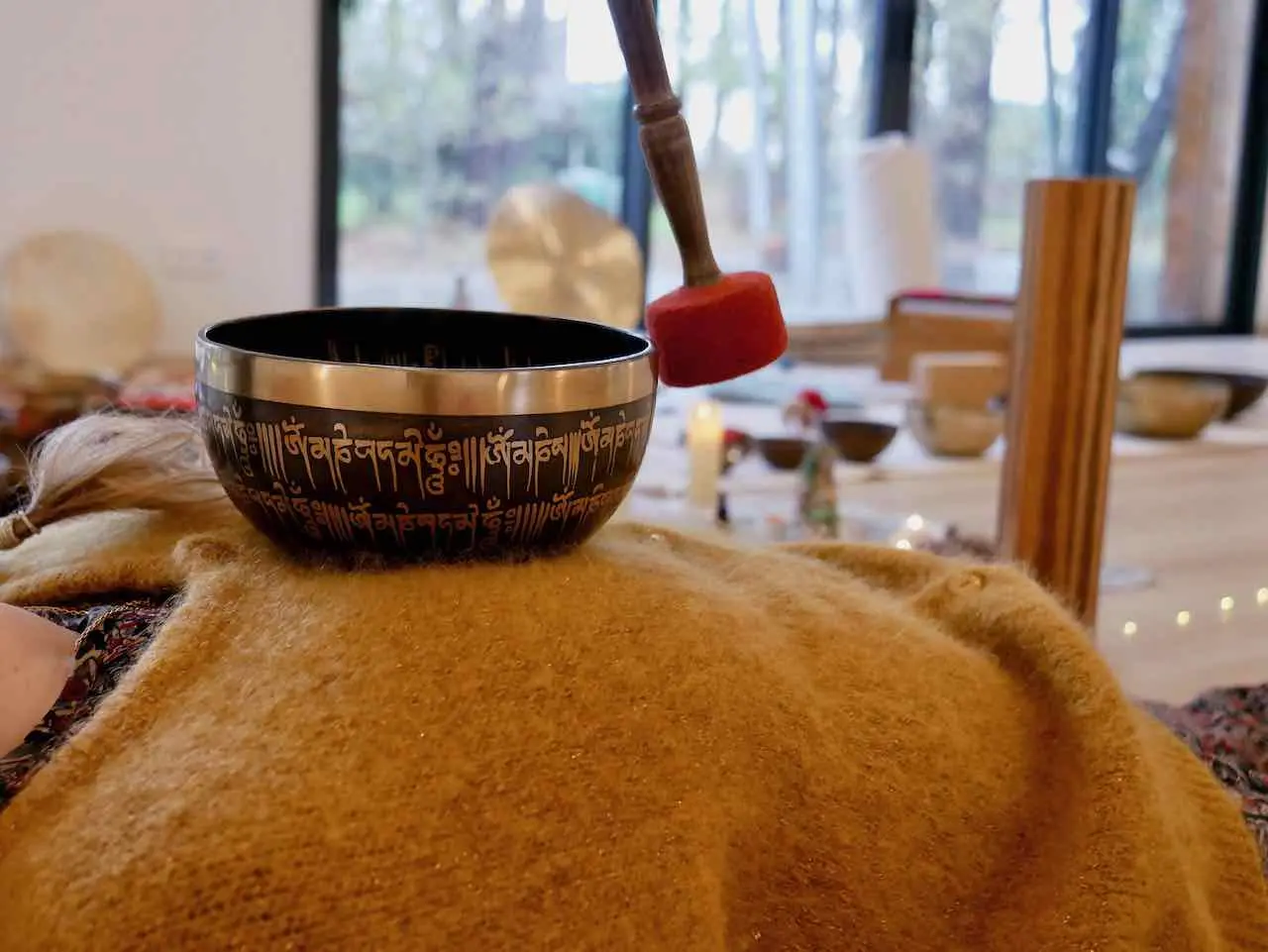 bol tibtain pose sur un coeur frappe par le sonotherapeute