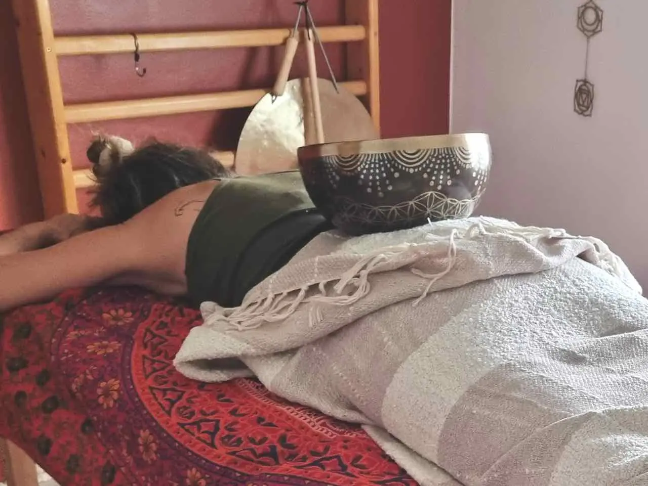 bol tibetain pose sur les lombaires