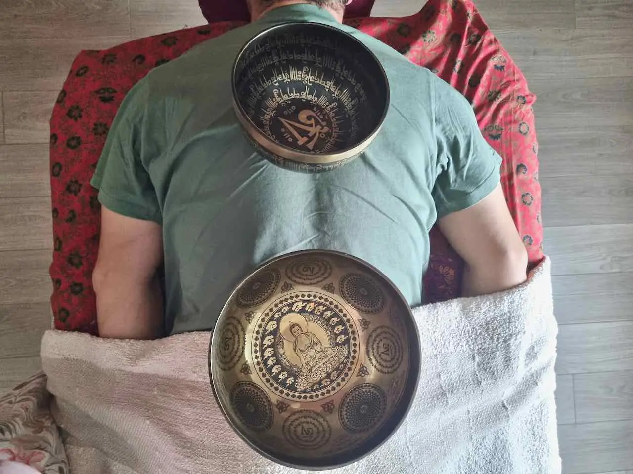 bols tibétains poses dans le dos d un receveur