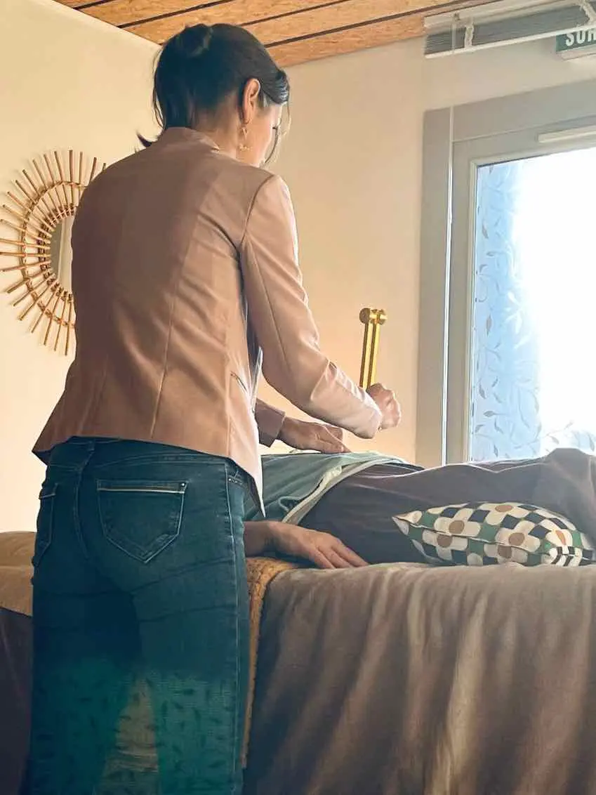 diapason pose sur le chakra sacre du receveur