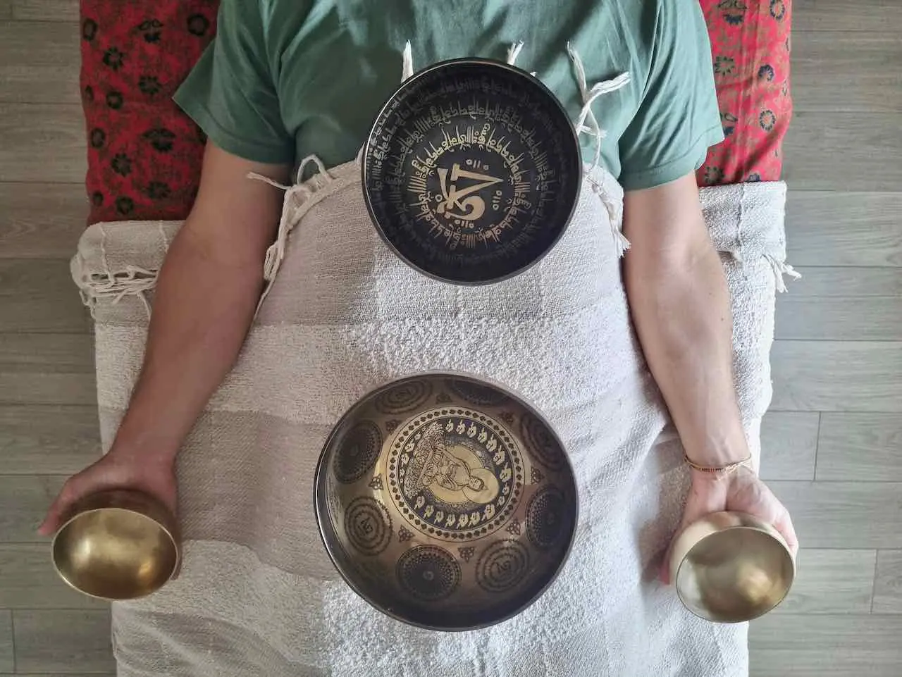 personne recevant un massage sonore aux bols tibétains