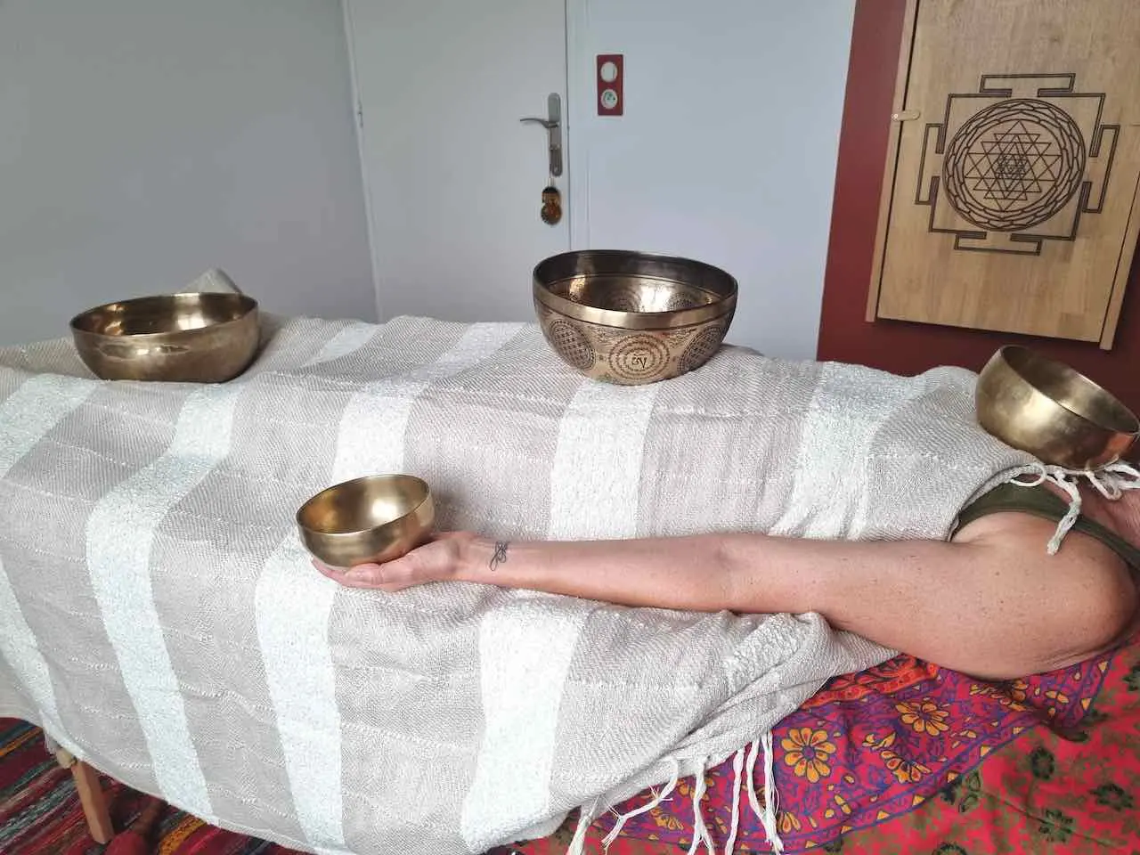 bols tibétains poses sur une personne