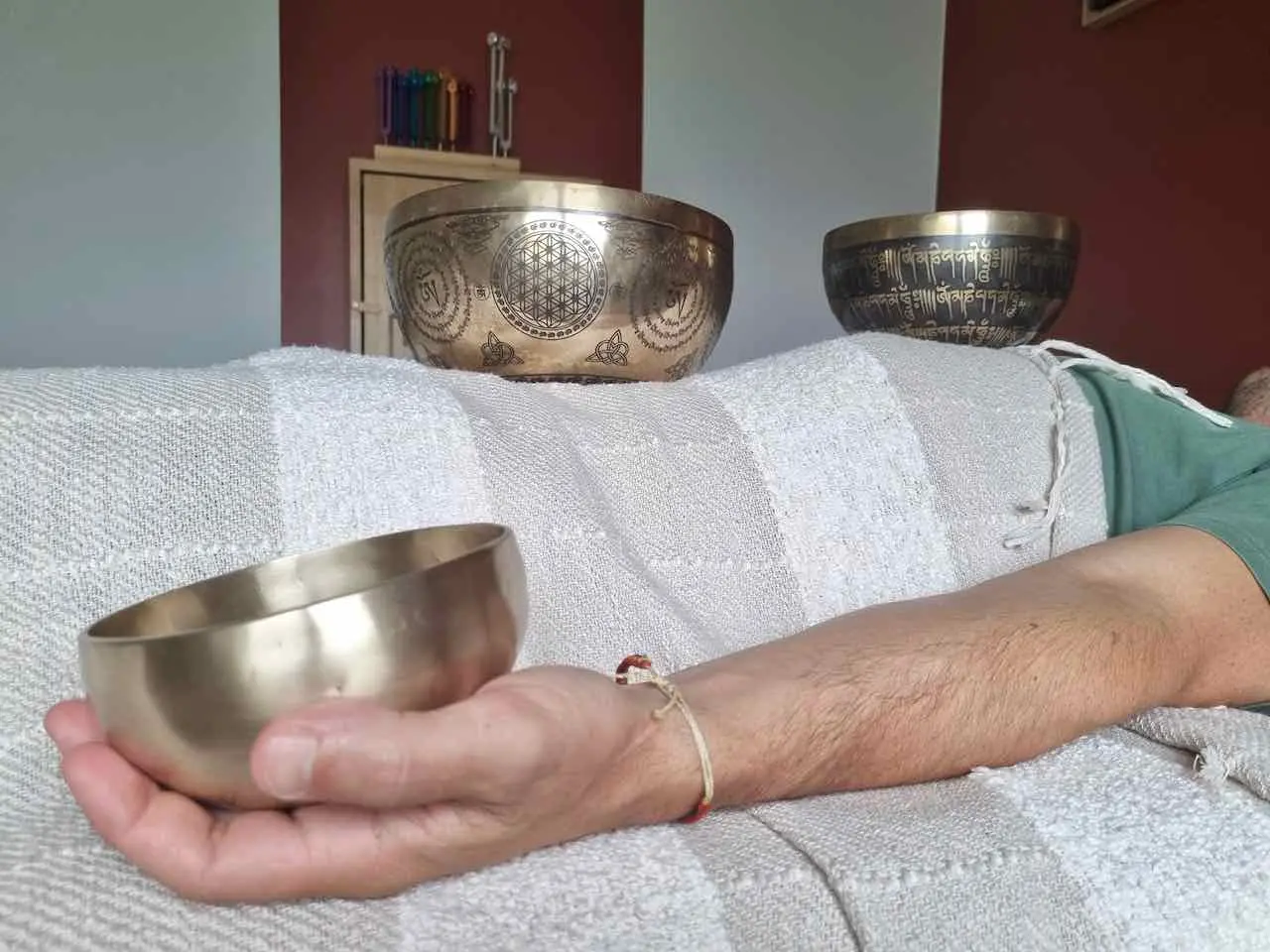 massage sonore avec bols tibétains poses sur le receveur
