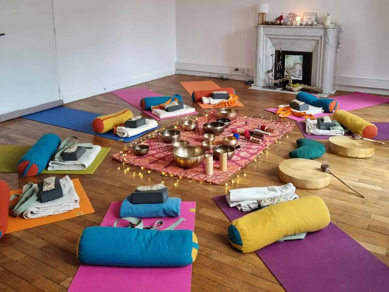 salle avec materiel pour pratique yin yoga sonore