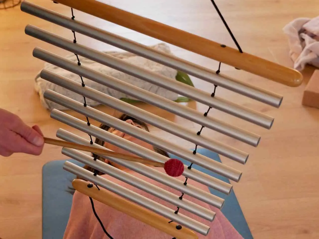 tubalphone joue au dessus d une participante