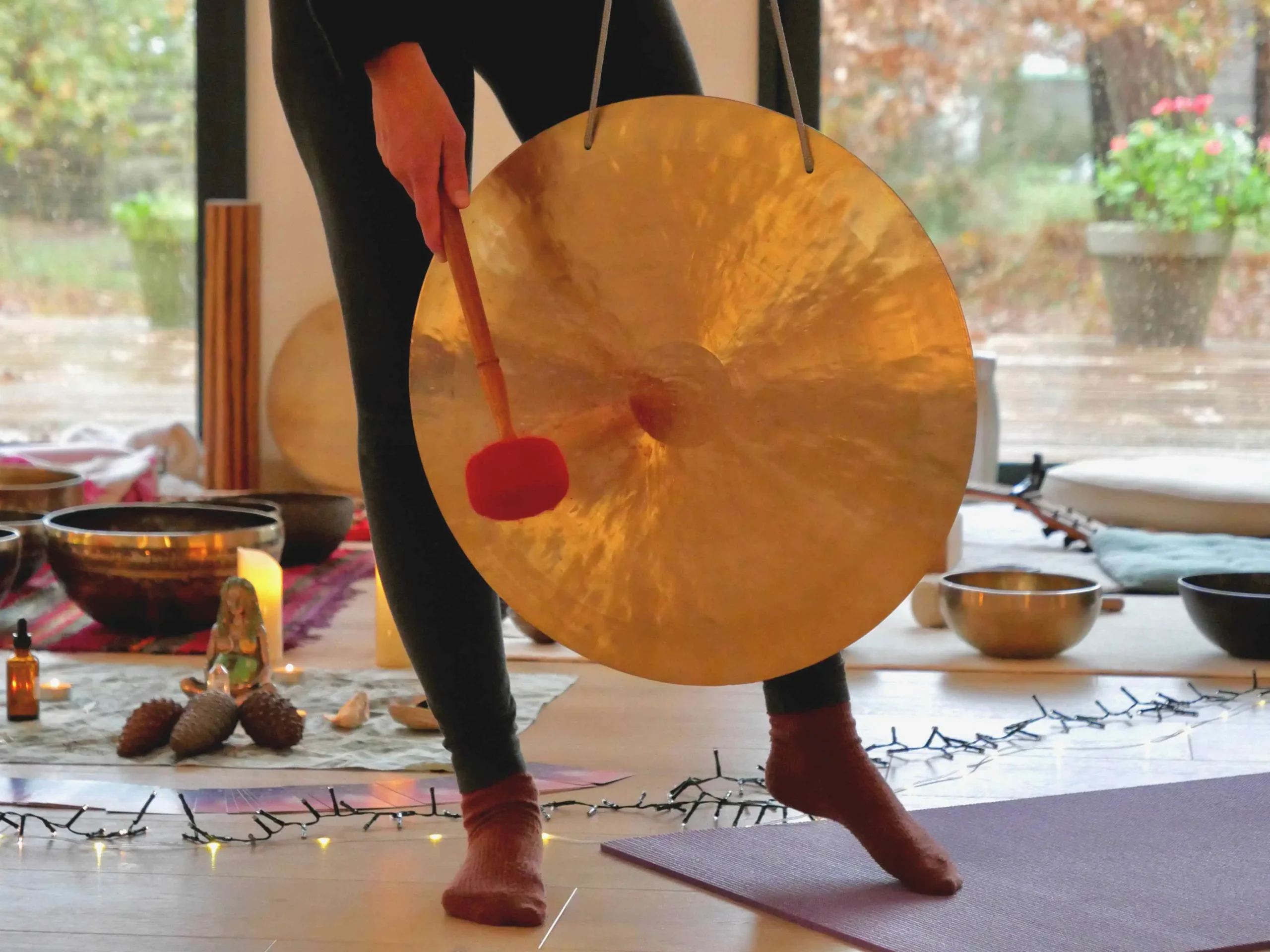 sonotherapeute jouant du gong