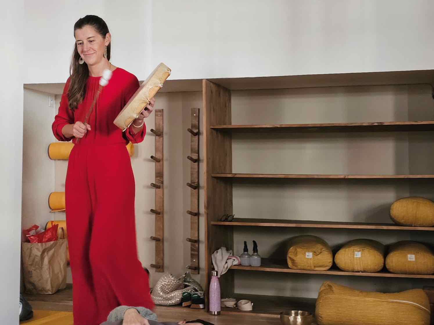 sonotherapeute jouant du tambour