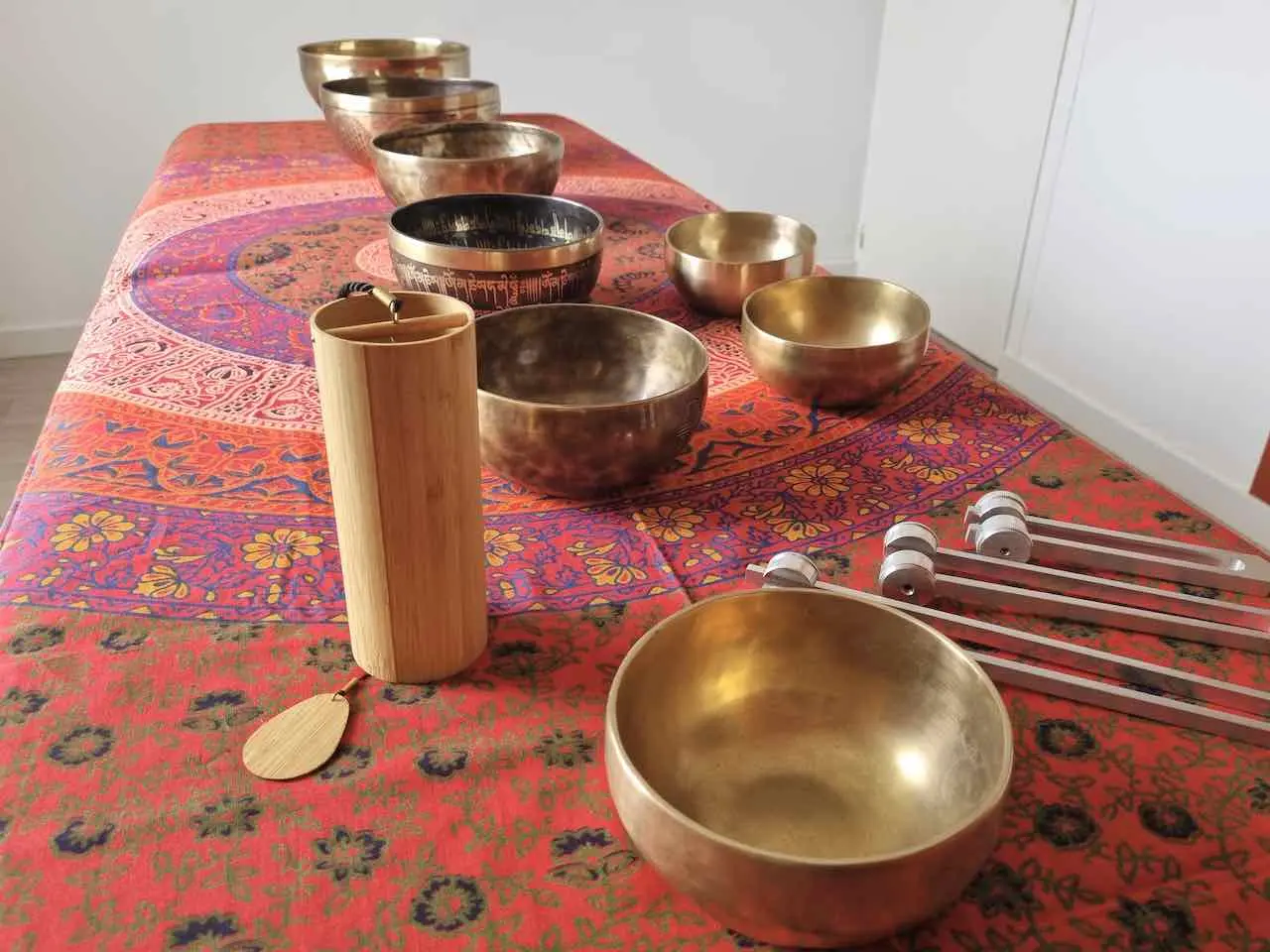 diapasons bols tibétains koshis poses sur une table de massage