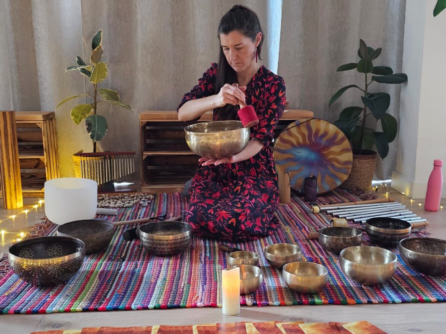 sonotherapeute faisant chanter un bol tibetain