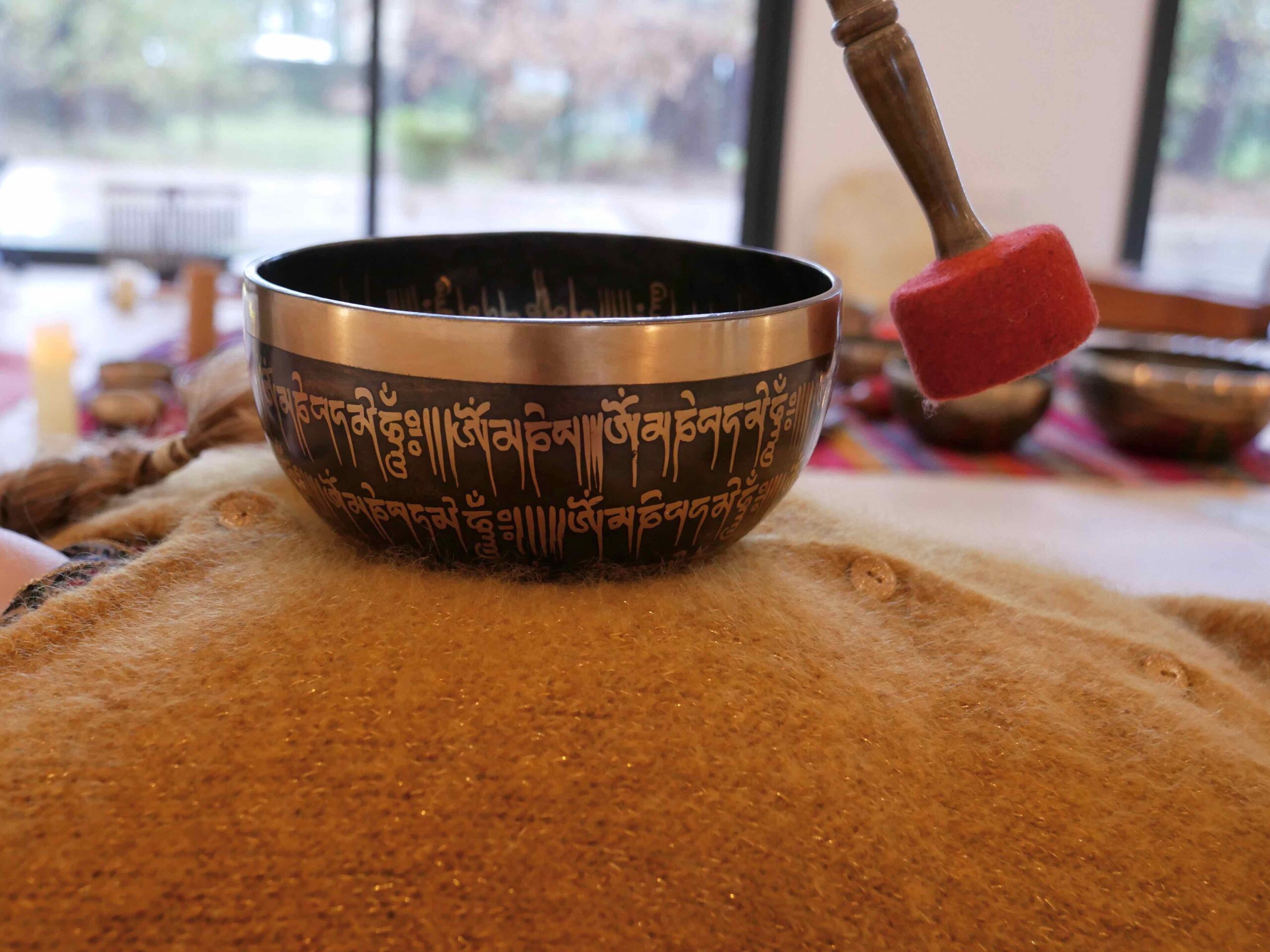 bol tibetain placé sur le coeur