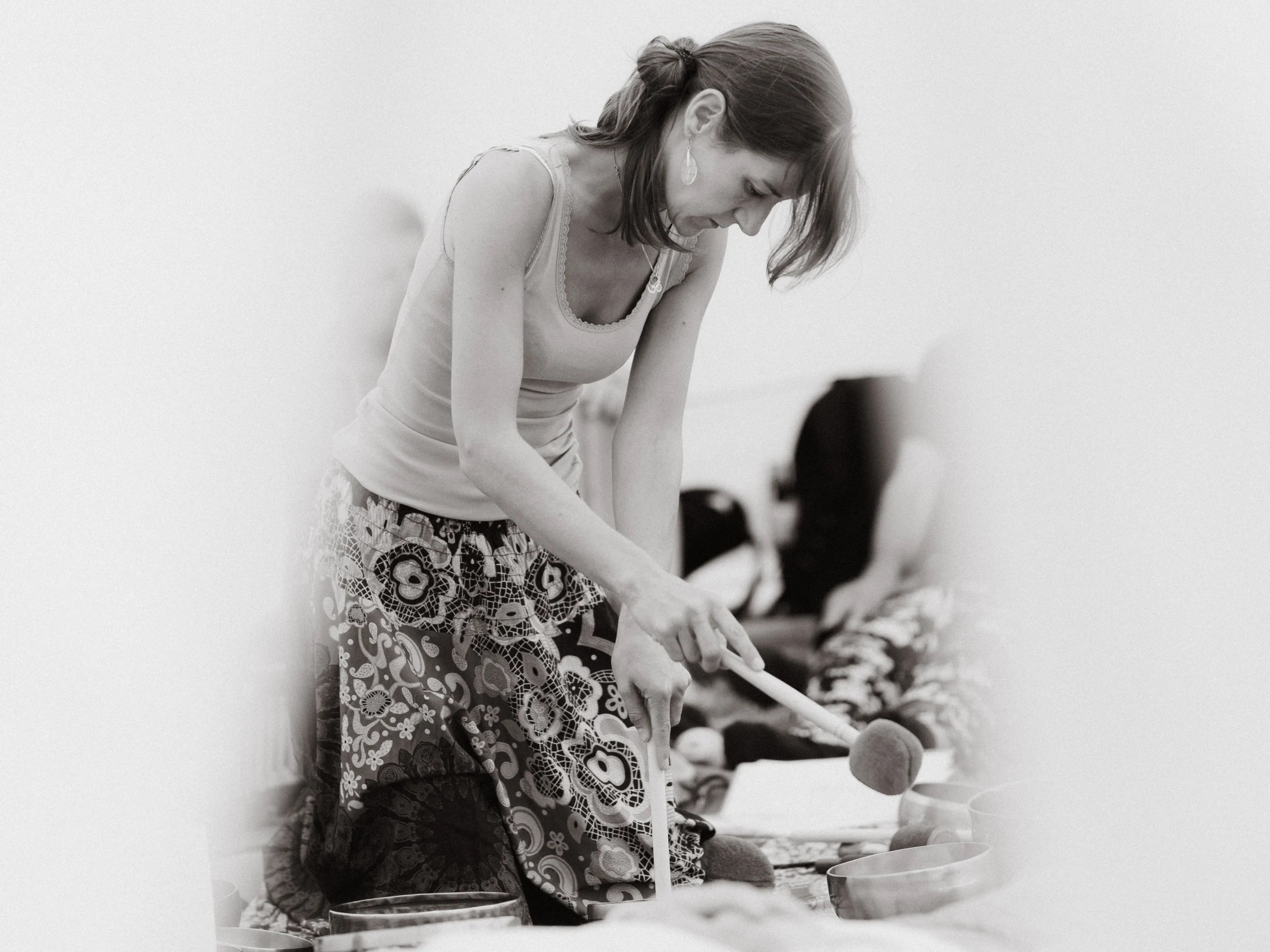 sonotherapeute frappant des bols tibétains