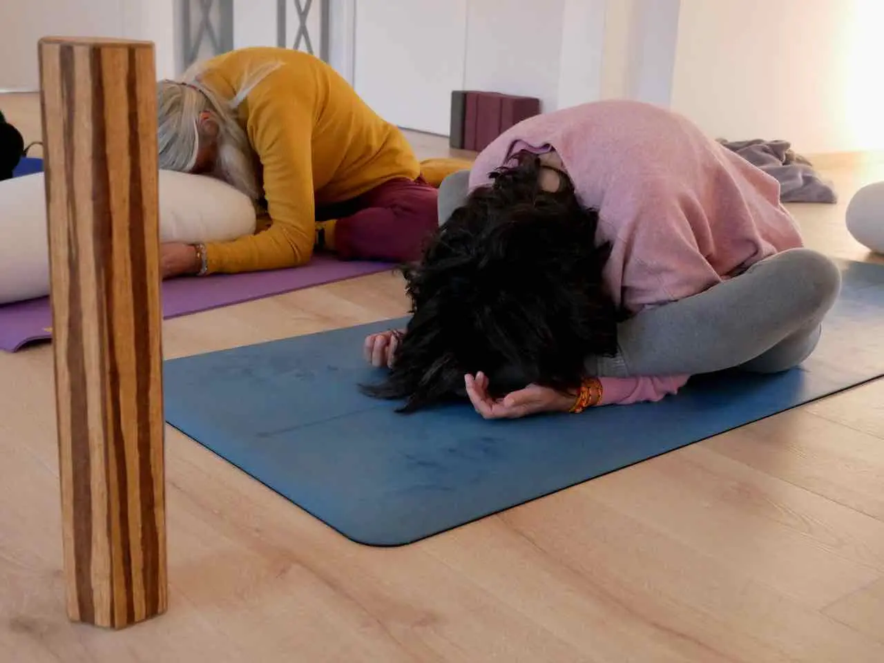 posture de yin yoga sonore au son d un arbre de pluie