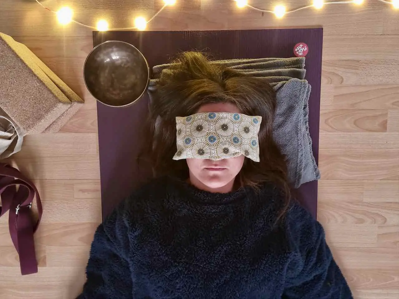 participant en relaxation lors d'un séance de yin yoga sonore